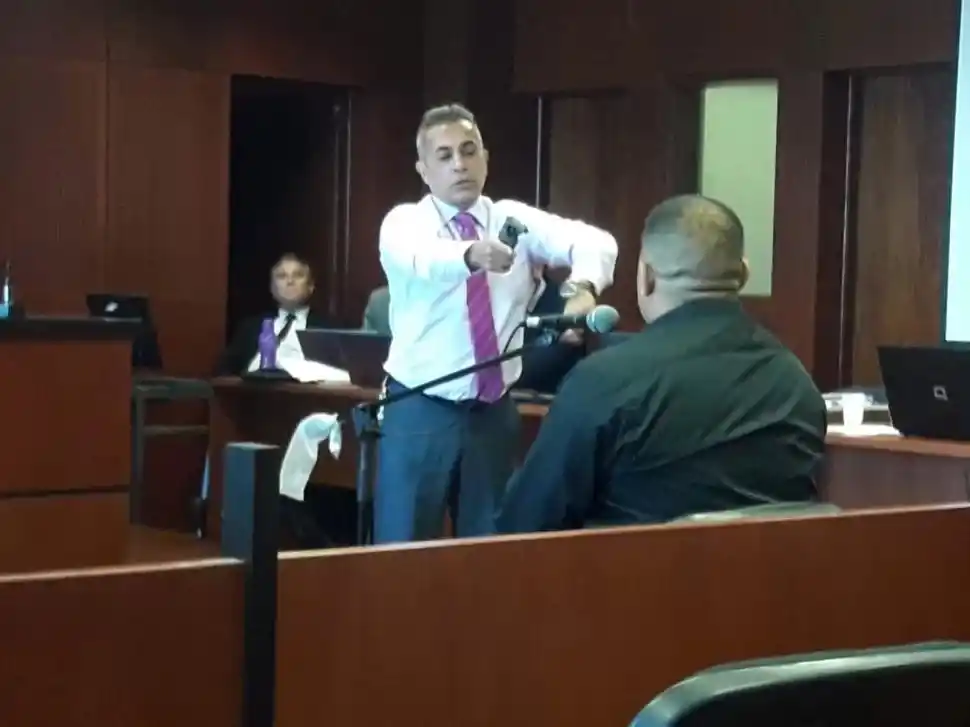 EL JUICIO. Carlino representó su teoría junto al imputado Navarro.  