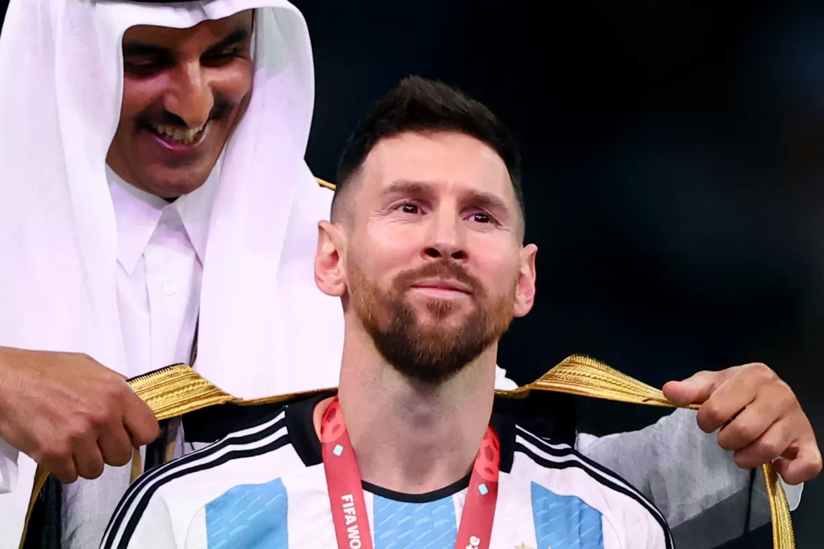 El emir de Qatar coronando a Messi