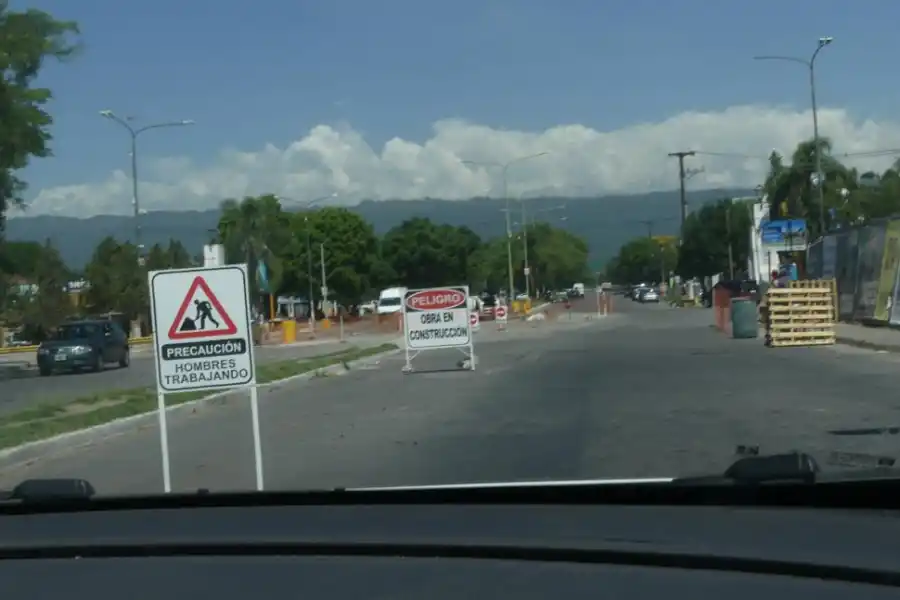 TRABAJANDO. Los obreros continúan con la pavimentación. 