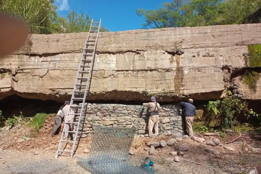 APUNTALAMIENTO. Se está recuperando volumen mediante gaviones.  