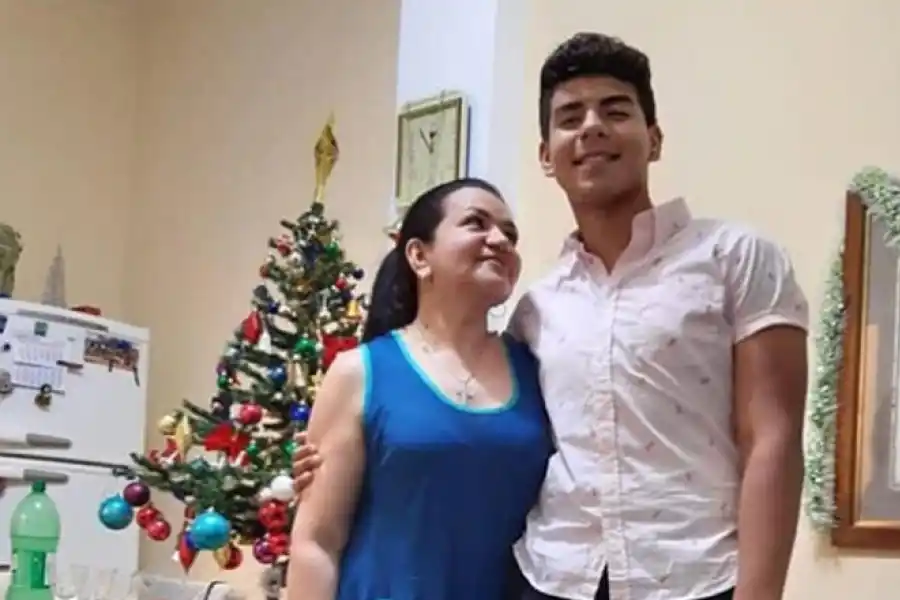 JUNTOS. Fernando, de 18 años, con su madre, Graciela Sosa.