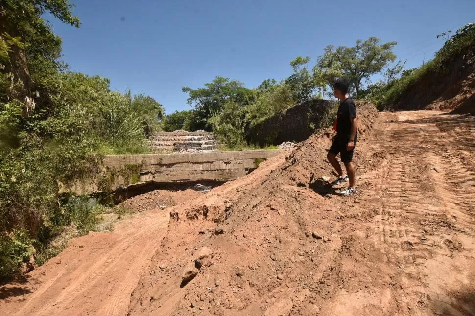 MOVIMIENTOS. Se construyó una rampa para que camiones bajen al canal Caínzo-Las Piedras y retiren rocas. la gaceta / foto de osvaldo ripoll