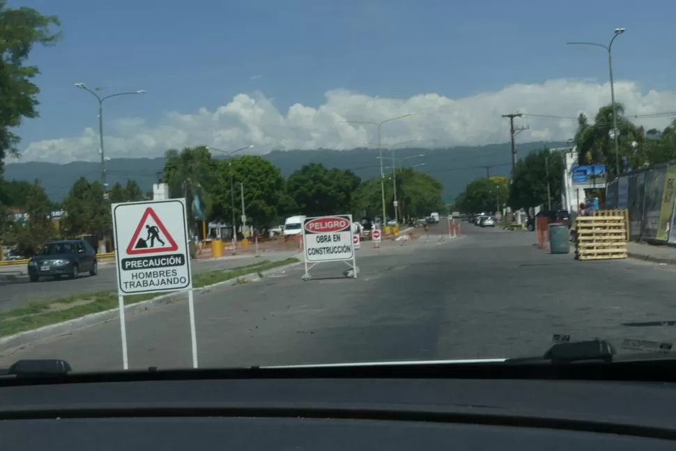 TRABAJANDO. Los obreros continúan con la pavimentación. 