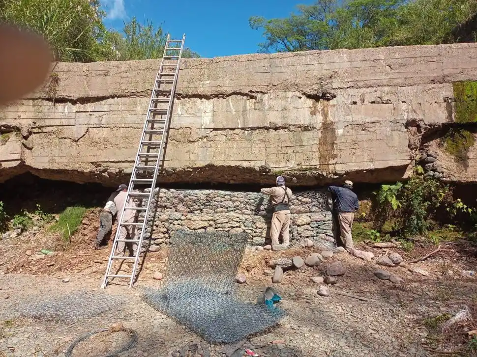 APUNTALAMIENTO. Se está recuperando volumen mediante gaviones.  