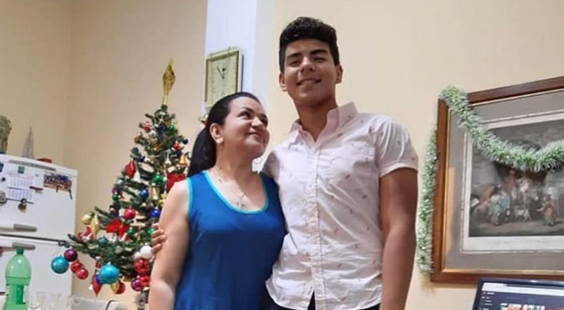 JUNTOS. Fernando, de 18 años, con su madre, Graciela Sosa.