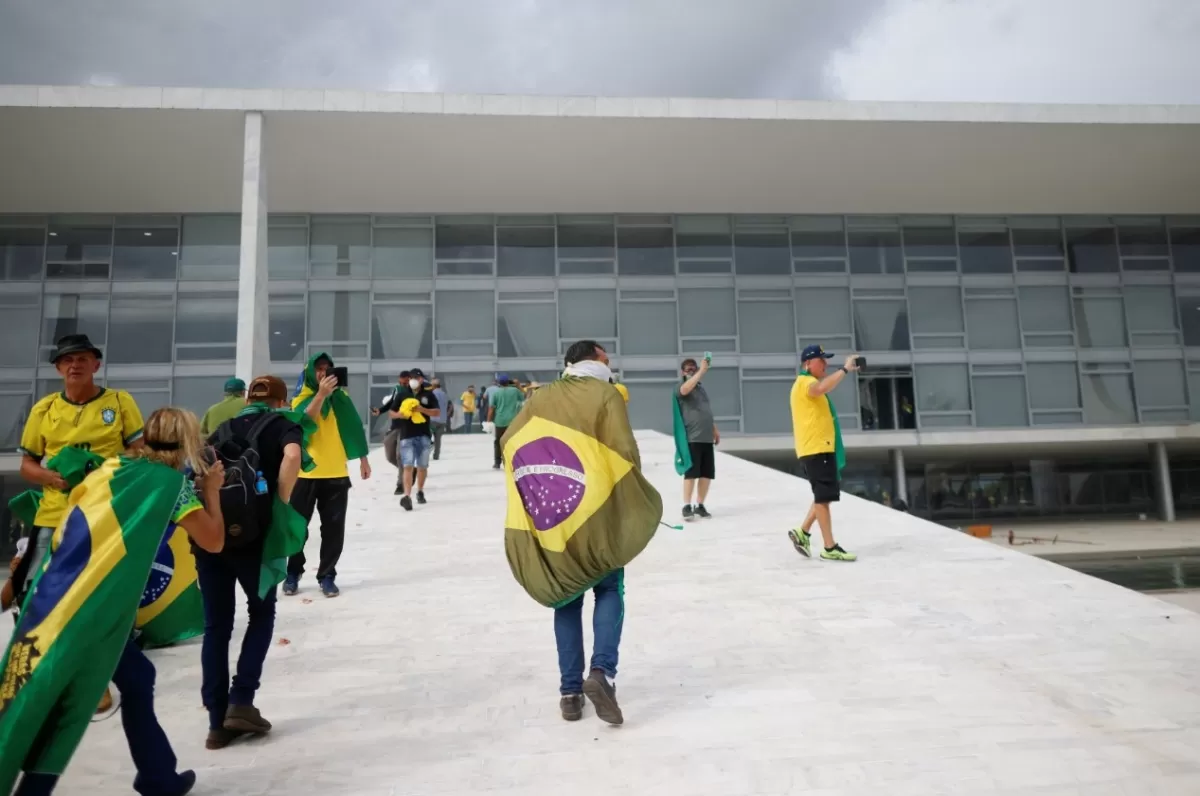 BRASILIA. Manifestantes, frente al edificio estatal. REUTERS