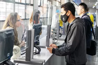 Demoras en los pasaportes exprés: “arruinaron el final de mis vacaciones”