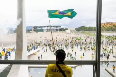 Mientras sus seguidores toman el Congreso, Bolsonaro tuitea desde Estados Unidos reivindicando su gestión