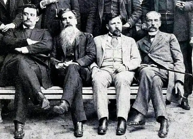FUNDADORES DE LA UNIÓN CÍVICA RADICAL. Juan Posse (primero desde la derecha), junto a Marcelo T. de Alvear y Leandro N. Alem en esta foto, conformó la fuerza política nacional, que nació opositora al juarismo.