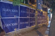 Una pegatina de carteles enigmáticos abre interrogantes y repercute en Tucumán