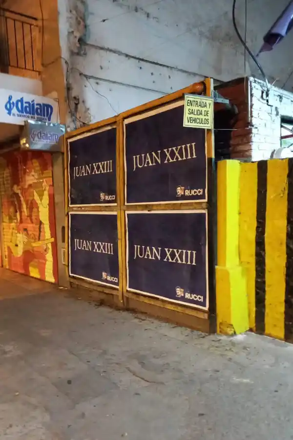 Una pegatina de carteles enigmáticos abre interrogantes y repercute en Tucumán