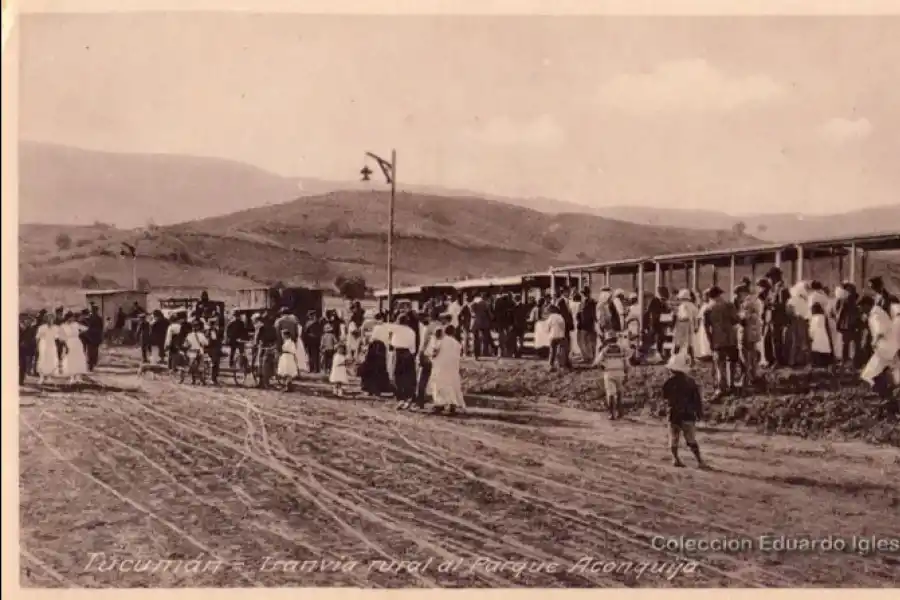 PARQUE ACONQUIJA. El Tranvia Rural detenido en su última estación. Un lugar agreste muy diferente al presente.