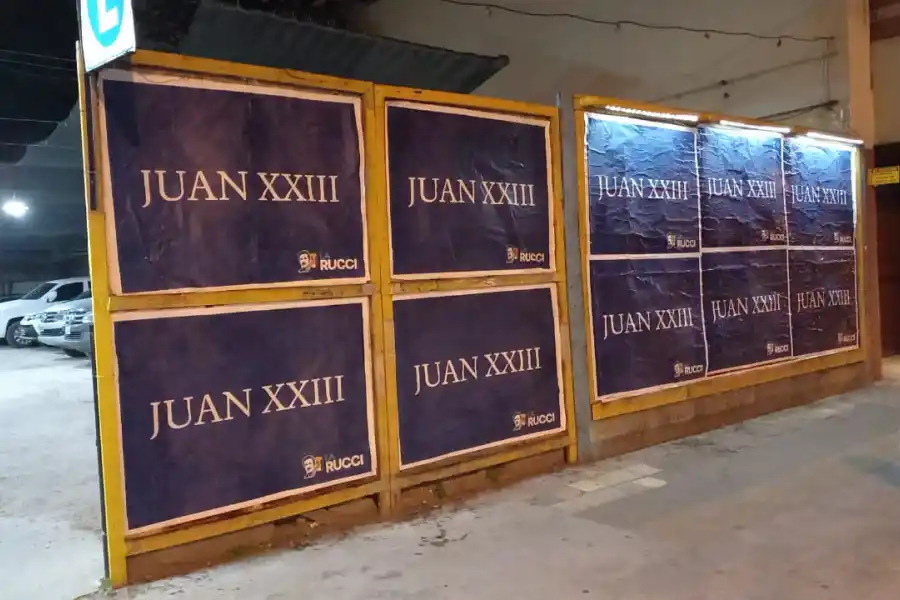 Una pegatina de carteles enigmáticos abre interrogantes y repercute en Tucumán