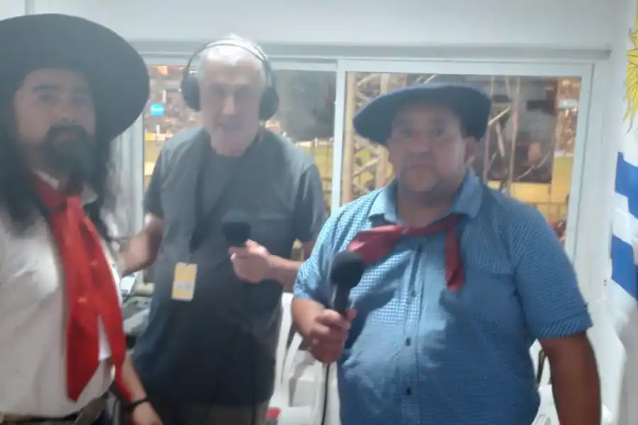 Los funcionarios acomapañando a los jinetes. 