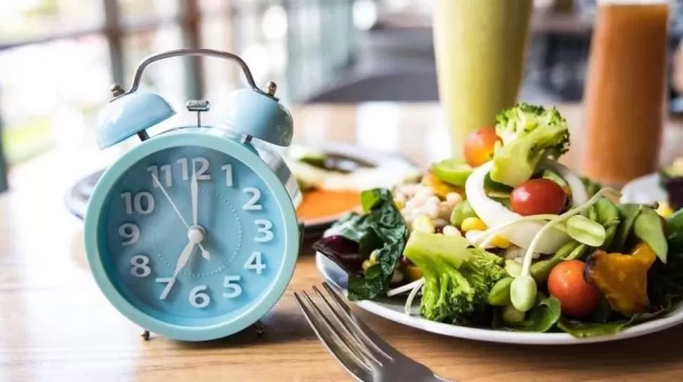 UNAS 12 HORAS DE AYUNO. Esa es la ventana de restricción de comida que se reomienda. 