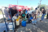 Sin agua en Concepción: vecinos reciben ayuda de los bomberos para abastecerse con bidones y botellas