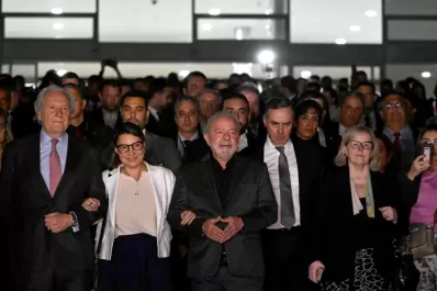 Tensión en Brasil: tras el intento golpista, Lula recorrió la sede de la Corte junto a gobernadores