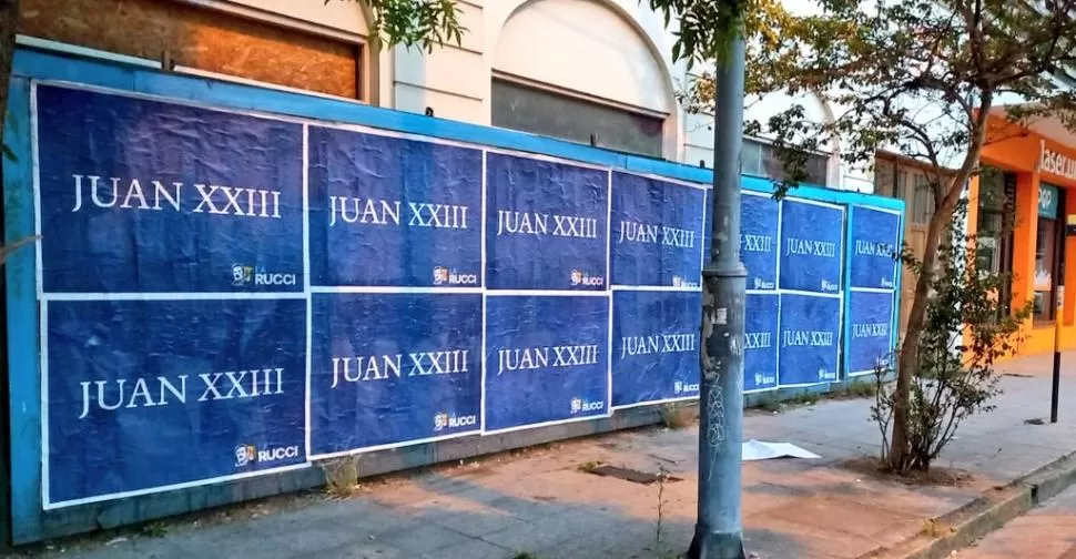 NO ES EL PAPA. Los enigmáticos afiches colmaron las paredes de la Ciudad de Buenos Aires, de Carlos Paz y de Mar del Plata, entra otras ciudades. 