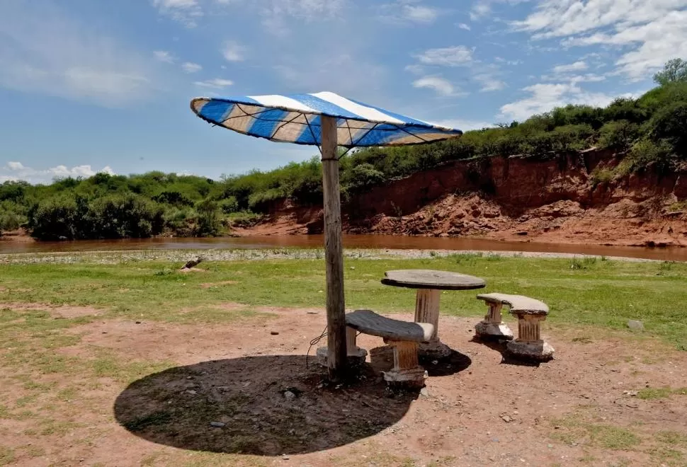 ESCASA INFRAESTRUCTURA. A pocos metros de la playa hay una mesa con un par de bancos y una sombrilla para proteger del sol de verano. LA GACETA / FOTOS DE FRANCO VERA  