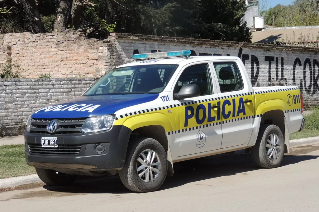 Dos jóvenes amenazaron con una punta y un fierro a una familia y a policías