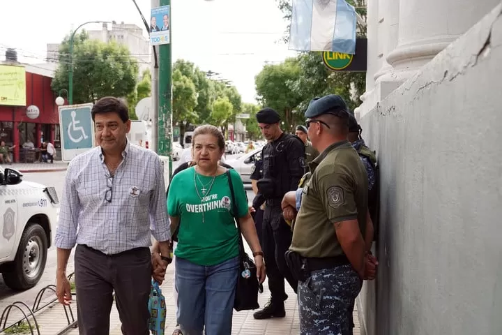 EN UNA DE LAS AUDIENCIAS. Los padres de Fernando Báez Sosa llegan a los tribunales. ole.com.ar