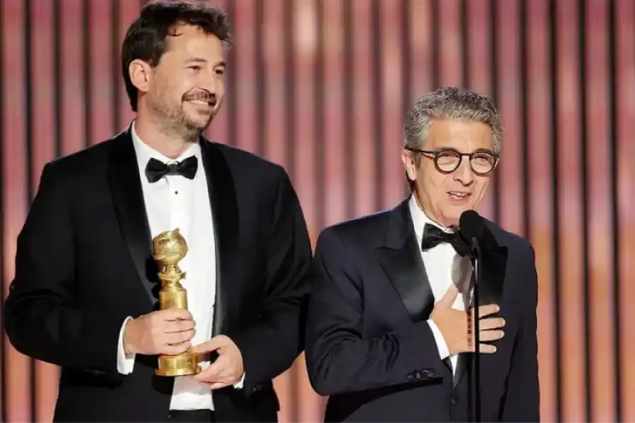 Santiago Mitre y Ricardo Darín recibiendo el Golden Globes a Mejor Película Extranjera por Argentina 1985.