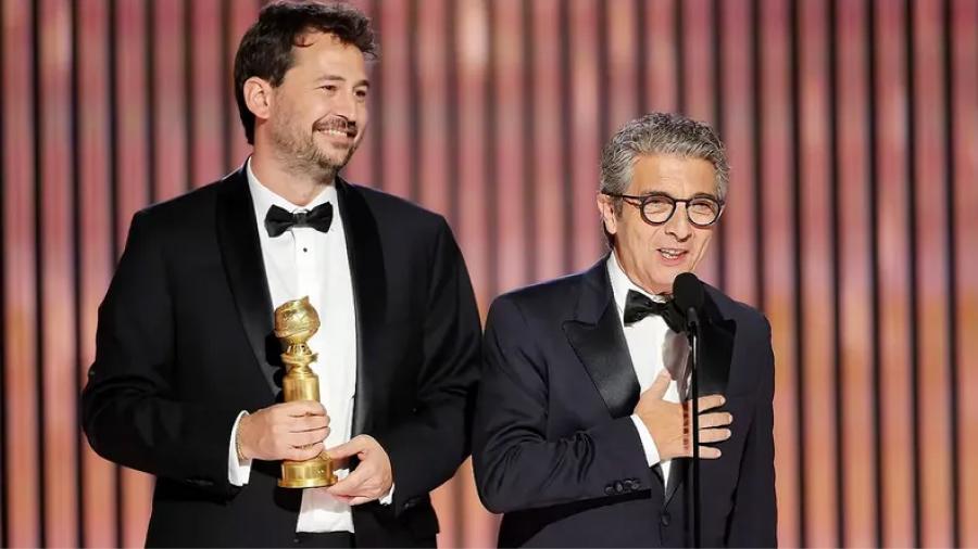 Santiago Mitre y Ricardo Darín recibiendo el Golden Globes a Mejor Película Extranjera por Argentina 1985.