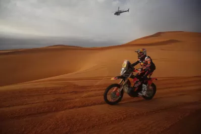 Kevin Benavides, líder a cuatro etapas del final