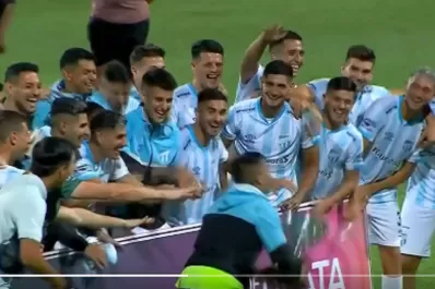 Video: A lo Messi, en Uruguay, los jugadores de Atlético alzaron la copa del torneo