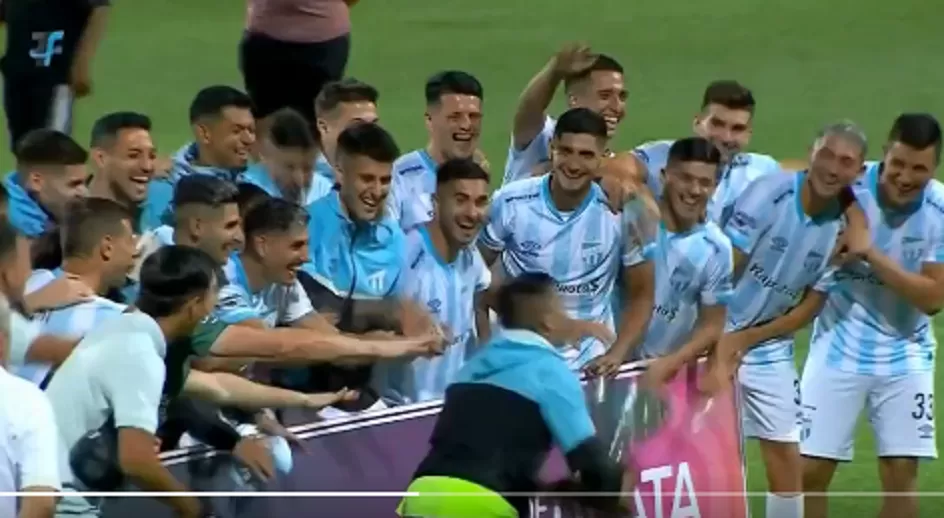 Video: A lo Messi, en Uruguay, los jugadores de Atlético alzaron la copa del torneo