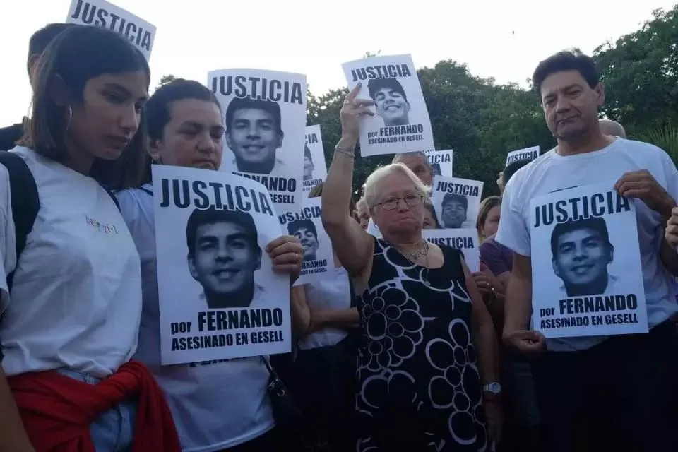 PEDIDO DE JUSTICIA. La novia, la madre, el padre y otros familiares de Fernando Báez Sosa durante una de las marchas que se realizaron tras el crimen.  