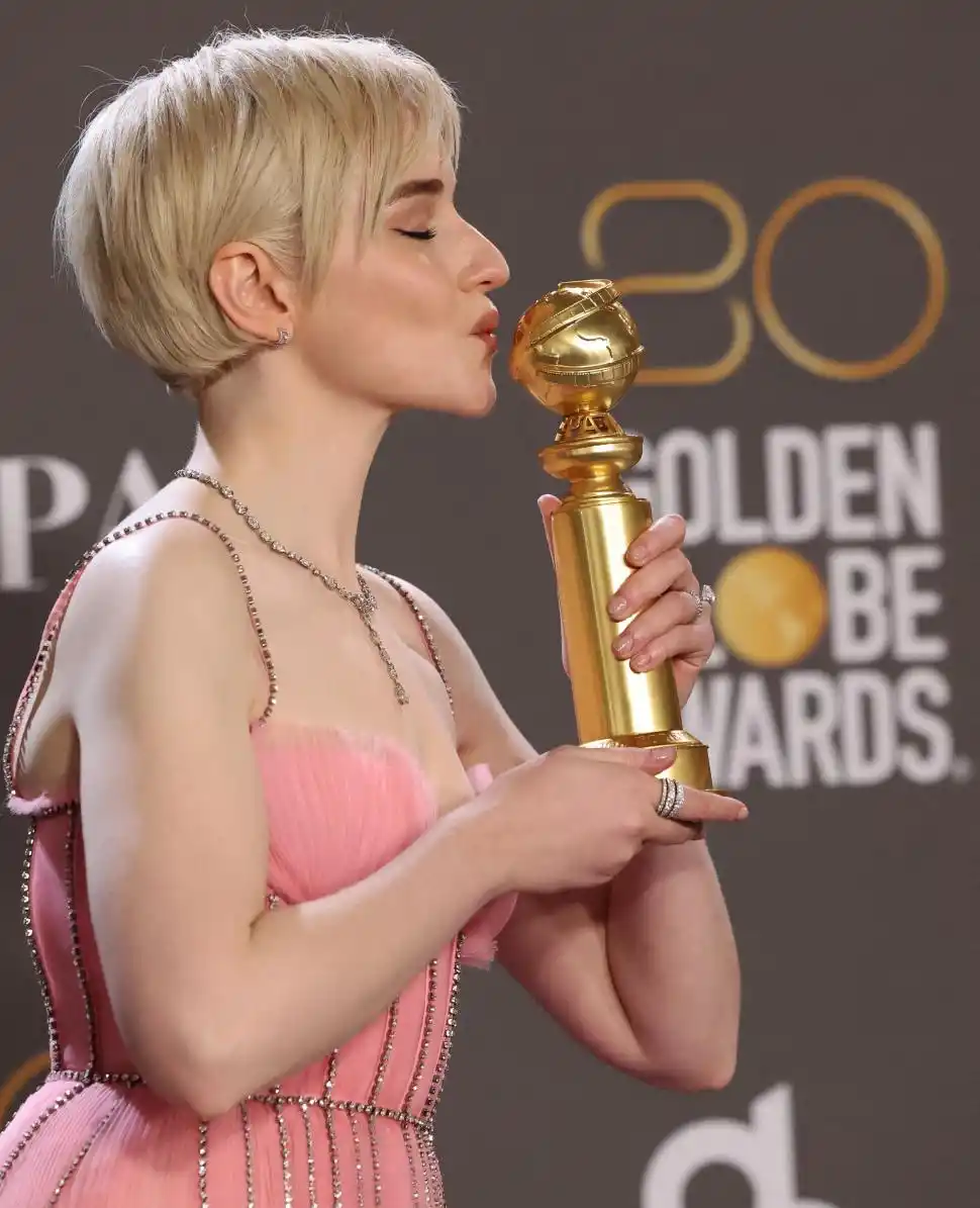 POR EL PISO. Particular festejo de Paul Walter Hauser con su premio. 