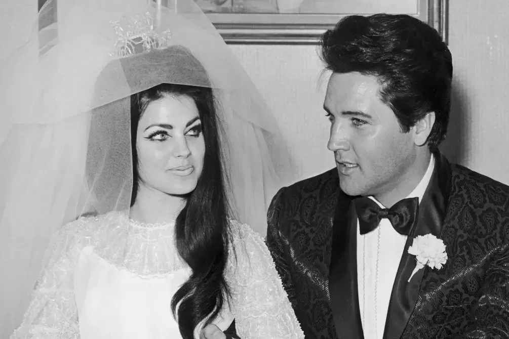 Priscilla y Elvis Presley durante su casamiento