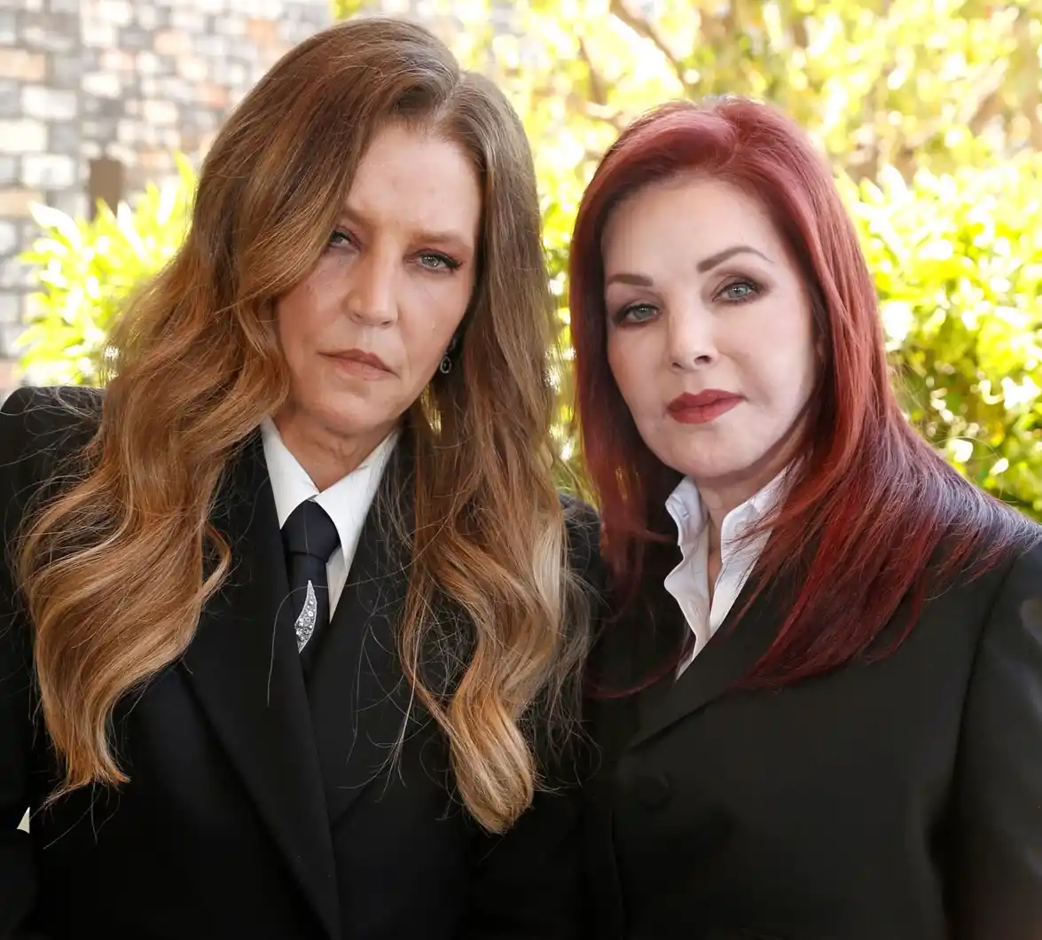 Priscilla Presley junto a su hija Lisa Marie, quien falleció este jueves 