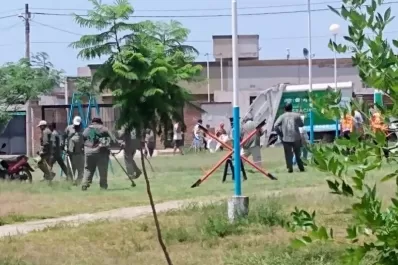 ¿Un camión de Espacios Verdes de la Municipalidad de Capital en Villa Carmela?