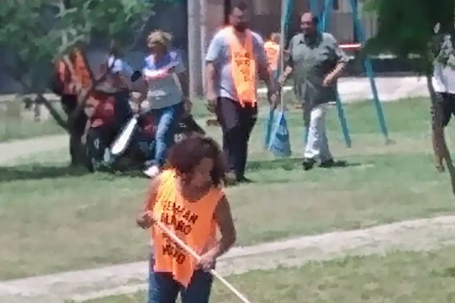 ¿Un camión de Espacios Verdes de la Municipalidad de Capital en Villa Carmela?