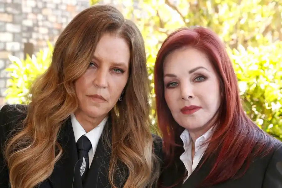 Priscilla Presley junto a su hija Lisa Marie, quien falleció este jueves 