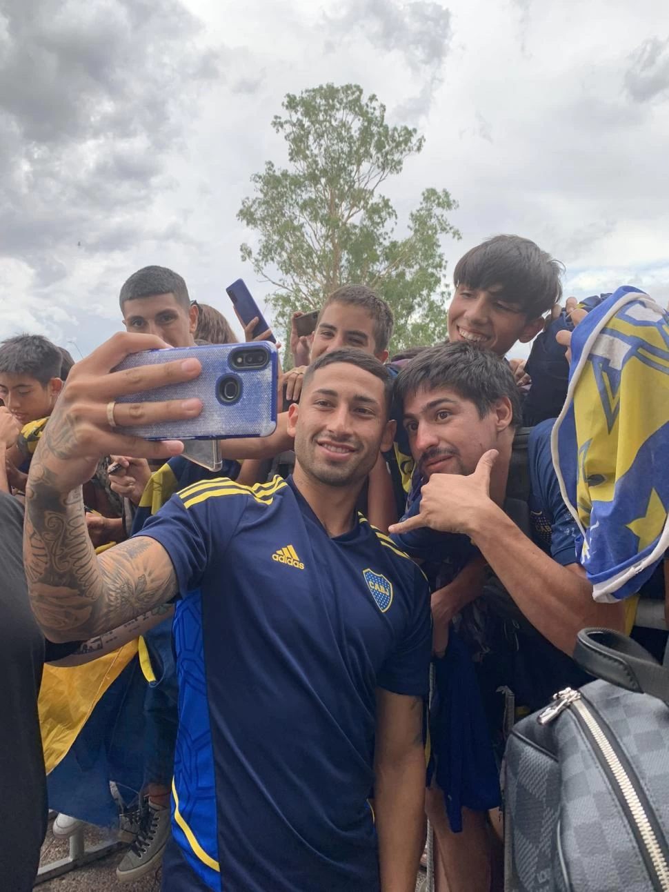 EN SAN JUAN. Alan Varela se sacó una selfie con algunos de los hinchas que fueron a recibir a Boca. 