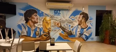 EN TRANCAS. Una pintura de Fabricio Paredes se luce en una pared interior de una estación de servicio.