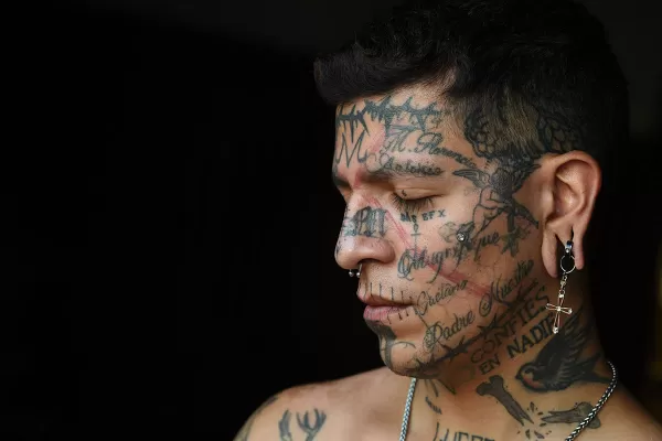 Tiene casi 400 tatuajes, el sueño de llegar a 2.500 y un misterio a descifrar