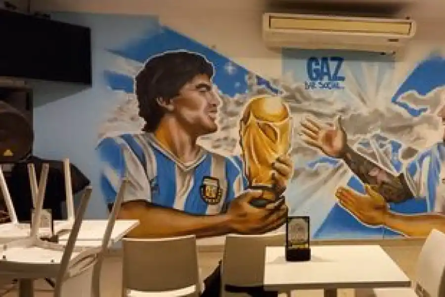 EN TRANCAS. Una pintura de Fabricio Paredes se luce en una pared interior de una estación de servicio.