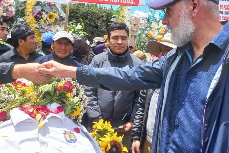 CEREMONIA. Béjar participó del funeral por 18 muertos en las protestas. 