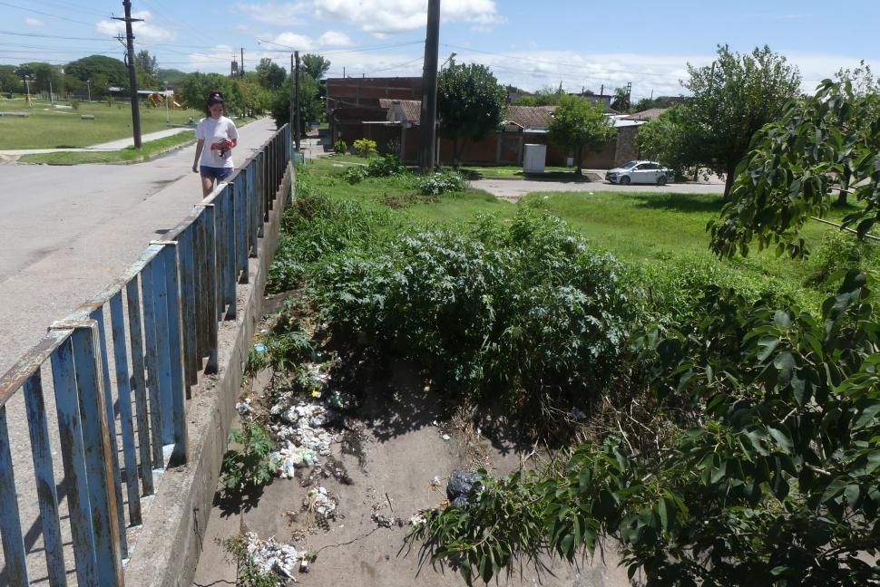 RESTOS. Luego de la lluvia quedaron vestigios de la basura en el canal.