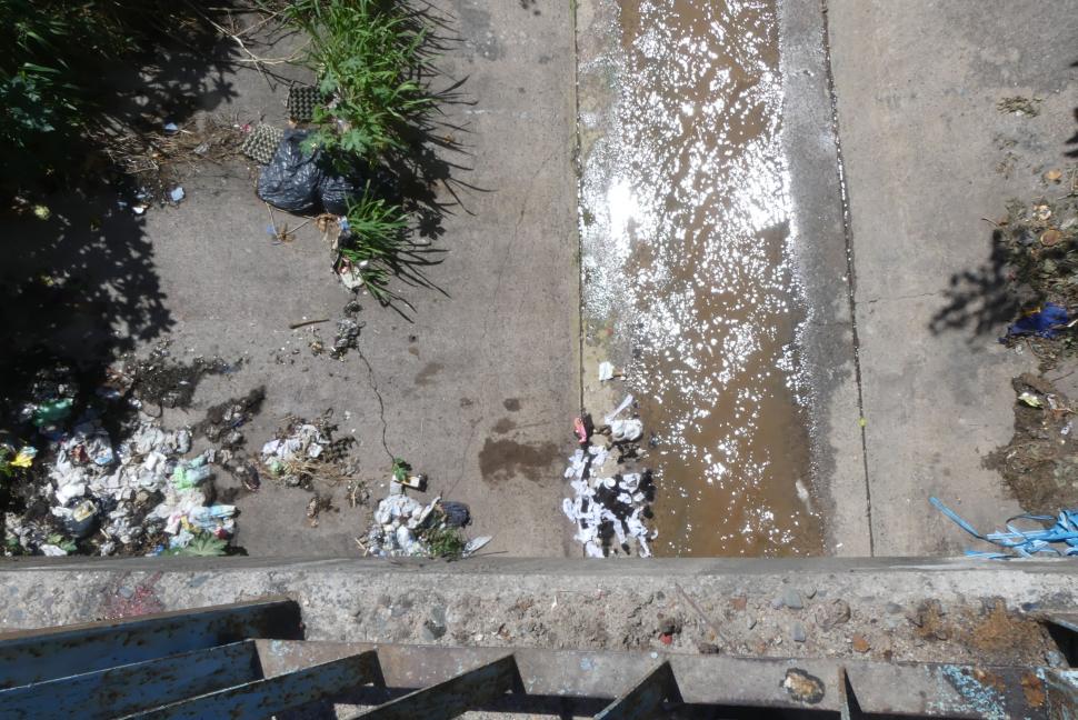 FOCO DE ENFERMEDAD. Los residuos que se tiran al agua representan un peligro para los vecinos.