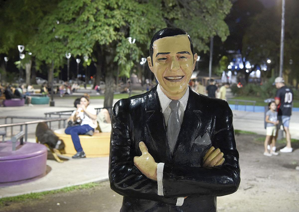 ESTATUA. Uno de los atractivos de plaza Urquiza es la figura de Carlos Gardel, escultura que fue recientemente refaccionada.