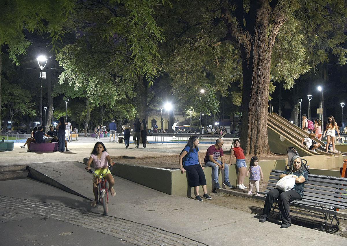 RELAX. Con la tarde-noche, cientos de vecinos copan los espacios públicos para charlar.