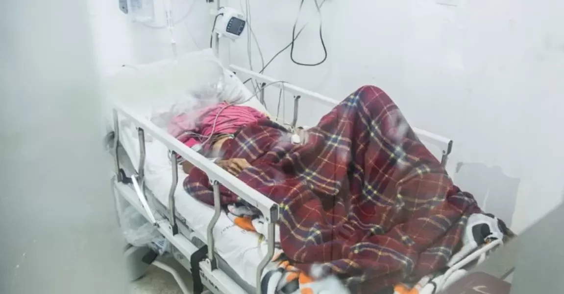 Mujer hospitalizada por covid-19