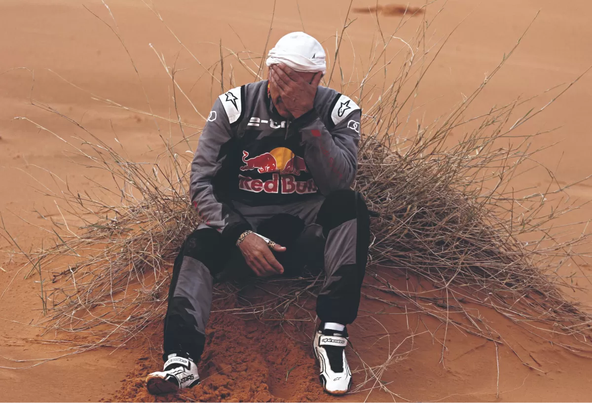 LAMENTO. Sainz, tras estrellarse en la etapa 9.