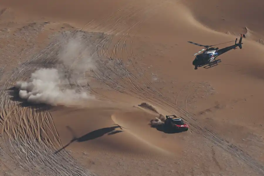 HISTÓRICO. Sebastien Loeb logró siete triunfos de etapa, seis de ellos en forma consecutiva, con lo que rompió el récord de cinco al hilo que había conseguido Ari Vatanen en 1989. No obstante, quedó lejos de Al Attiyah.