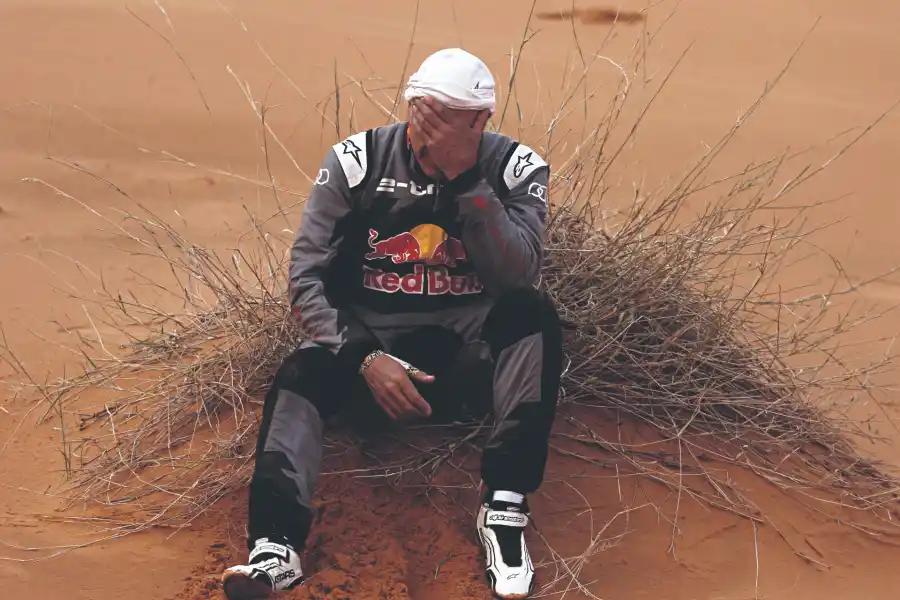 LAMENTO. Sainz, tras estrellarse en la etapa 9.